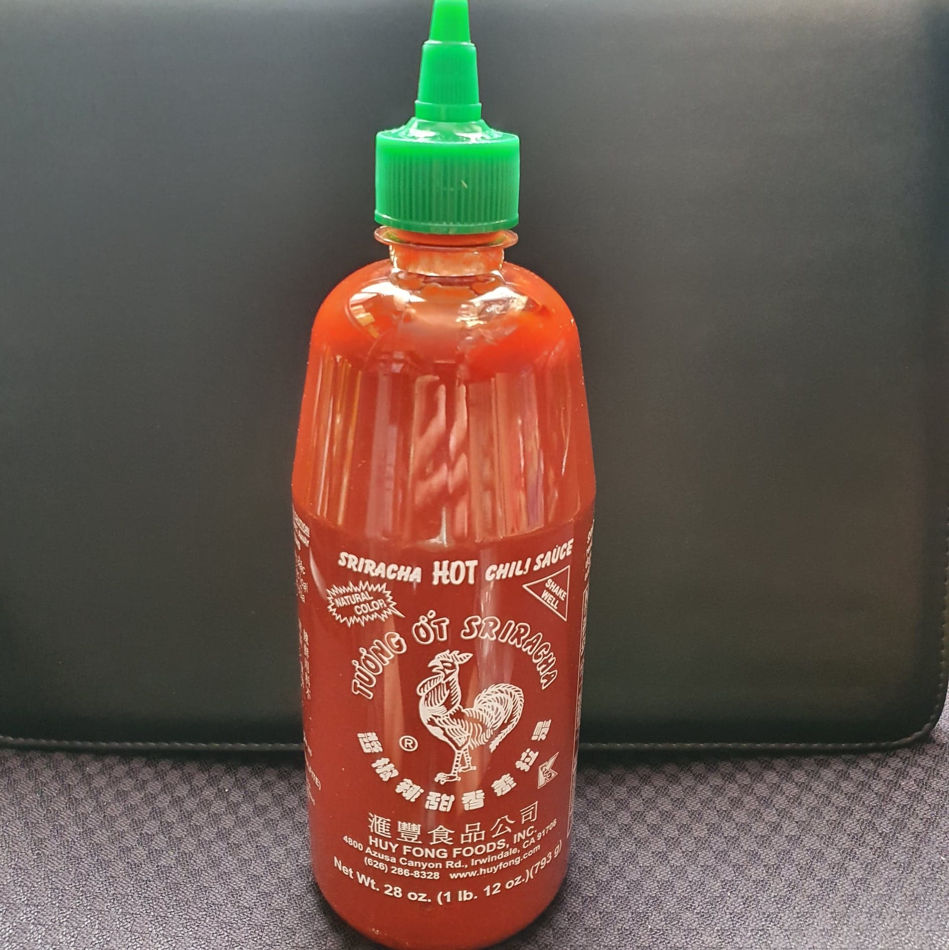 Huy Fong Foods Sriracha Hot Chili Sauce Bottle, 28 oz 